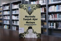 Image of Merindu tunjuk ajar melayu : kumpulan esai pilihan Riau Pos 2015